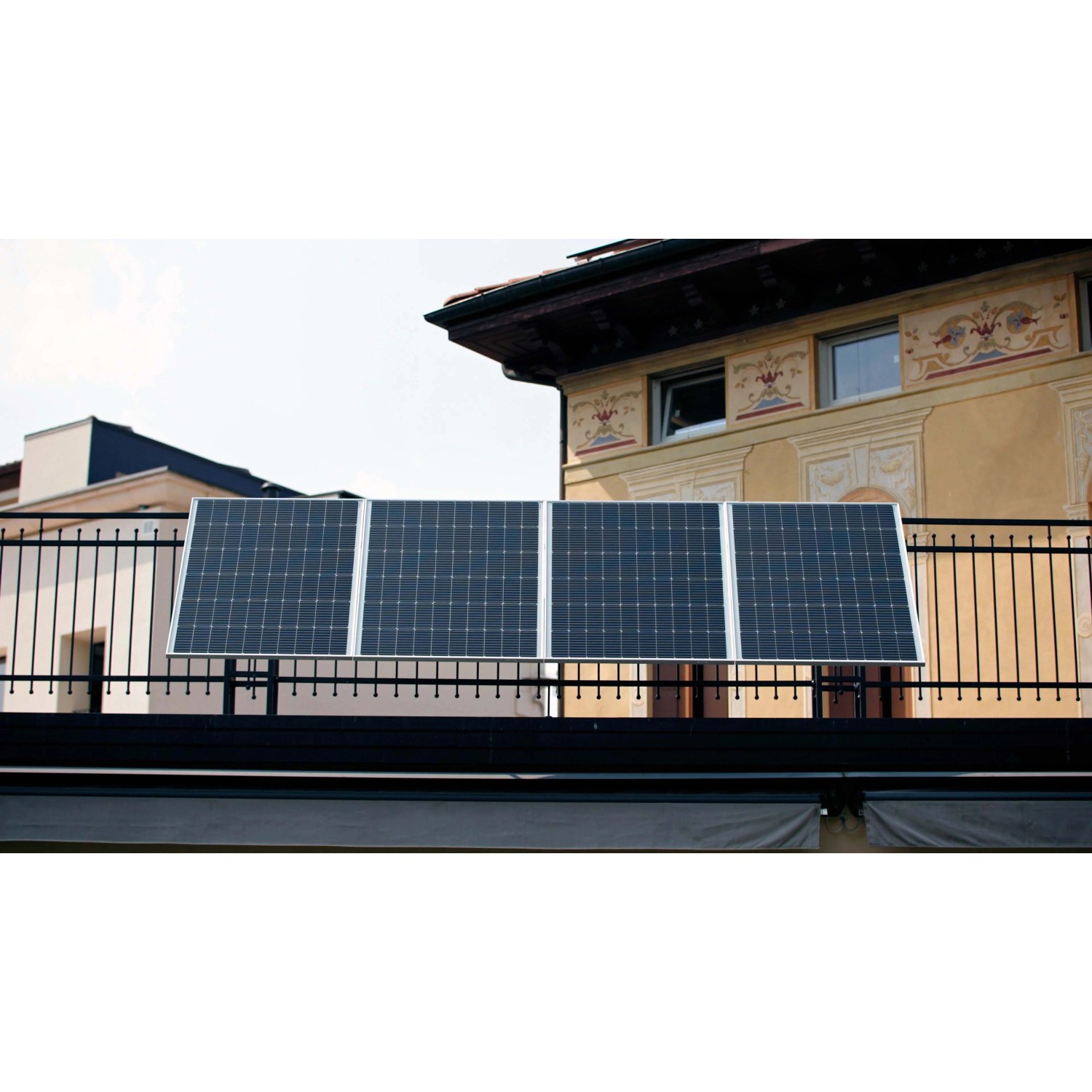 Pannello solare da balcone t.b.t. montato su ringhiera.