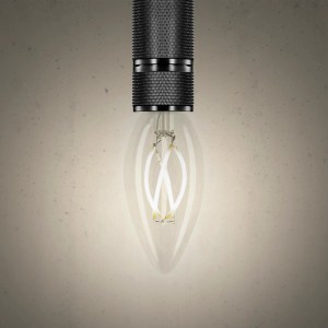 Lampadina LED E14 a forma di candela con vetro trasparente e base nera.