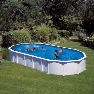 Piscina ovale Gre Haiti con pareti in acciaio, sistema Omega, bianca, piena d'acqua con persone che nuotano.