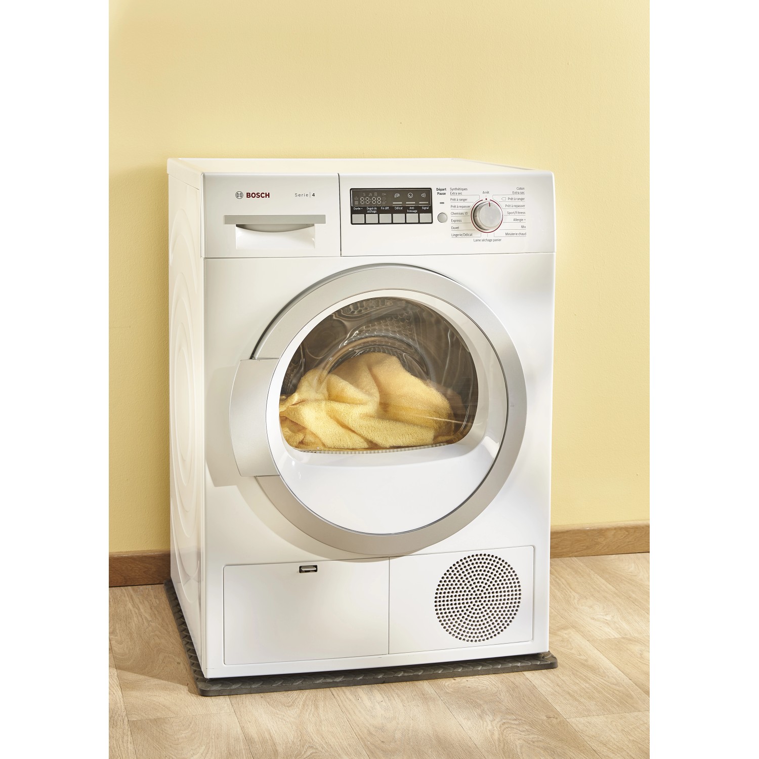 Lavatrice bianca con bucato nell'asciugatrice, accessori per lavatrici.