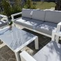 Set mobili da giardino t.b.t. con divano, poltrone e tavolo in bianco e grigio.