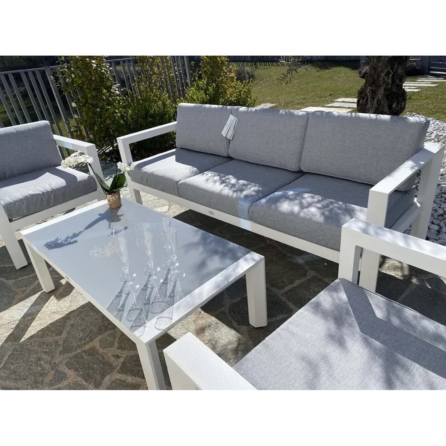 Set mobili da giardino t.b.t. con divano, poltrone e tavolo in bianco e grigio.