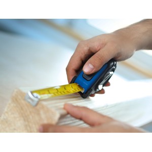 Metro a nastro LUX Classic 5 m misura legno, custodia blu, nastro giallo.