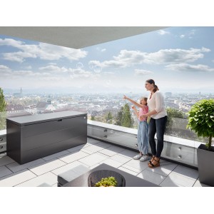 Biohort Stylebox 140 in grigio scuro metallizzato su terrazza con famiglia e bolle di sapone.