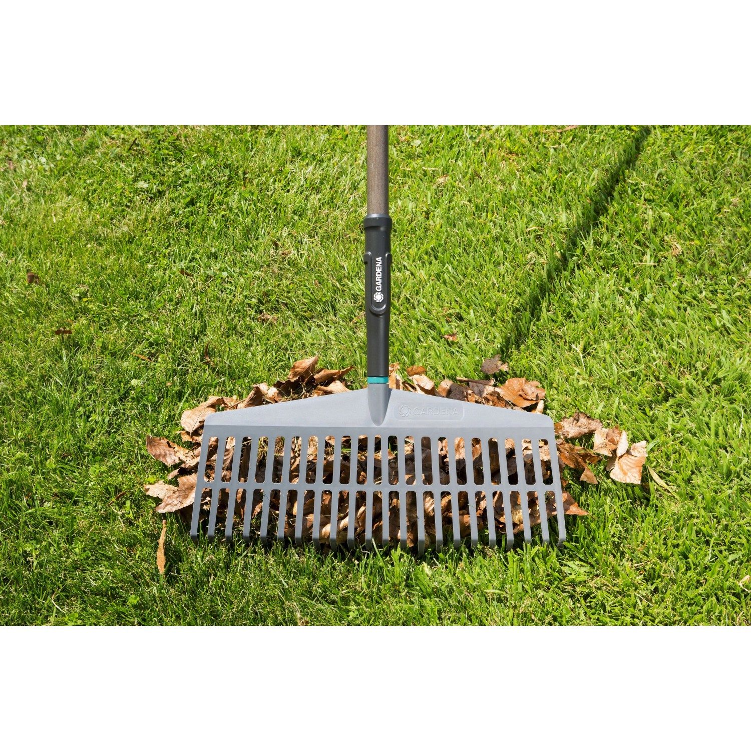 Rastrello Gardena per raccogliere foglie sul prato.