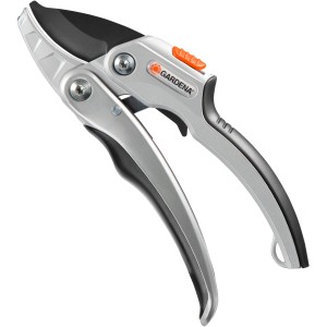 Cesoie a cricchetto Gardena Comfort SmartCut per rami secchi fino a 22 mm di diametro.