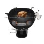 Weber Master-Touch Premium E-5770 barbecue a carbone Ø 57cm, nero, con pollo e accessori.