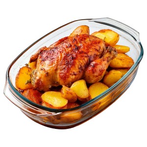 Pollo arrosto con patate in pirofila di vetro per la cucina.
