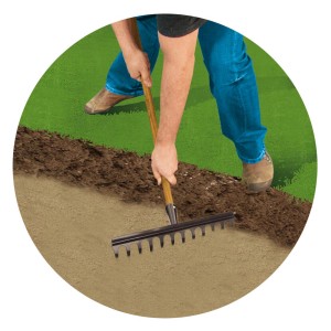 Persona che livella il terreno con un rastrello. Giardinaggio.