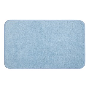 Tappeto da bagno blu con angoli arrotondati.