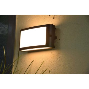 Moderna applique da esterno t.b.t. rettangolare marrone scuro su una parete.