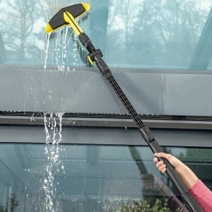 Prolunga lancia Kärcher in uso per la pulizia delle finestre, per una maggiore portata.