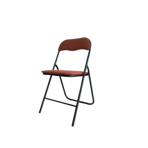 Sedia pieghevole marrone con struttura nera per sedute flessibili.