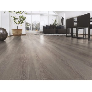 Pavimento in laminato chiaro con struttura in legno di rovere anticato posato in soggiorno.