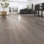Pavimento in laminato chiaro con struttura in legno di rovere anticato posato in soggiorno.