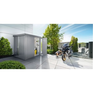 Casetta attrezzi Biohort Neo 2B grigio quarzo metallizzato con porta aperta, attrezzi visibili. Su patio, per giardino.