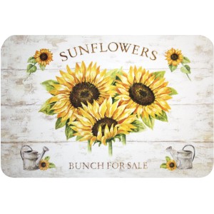 Tovaglia con motivo di girasoli e annaffiatoi su sfondo di legno bianco.