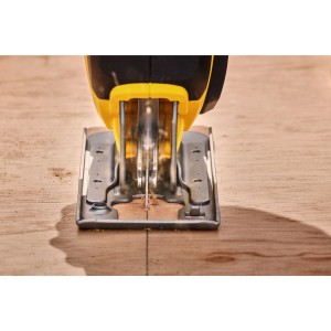 Seghetto alternativo a batteria Stanley Fatmax che taglia il legno. Seghetto giallo e nero con lama in metallo.