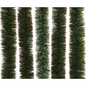 Diverse ghirlande natalizie verdi, ideali per la decorazione.