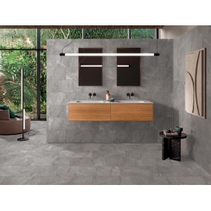 Piastrelle per pavimenti grigie in bagno moderno con mobile lavabo e specchio.