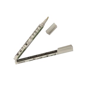 Due pennarelli a gesso bianchi t.b.t. con cappuccio rimosso.