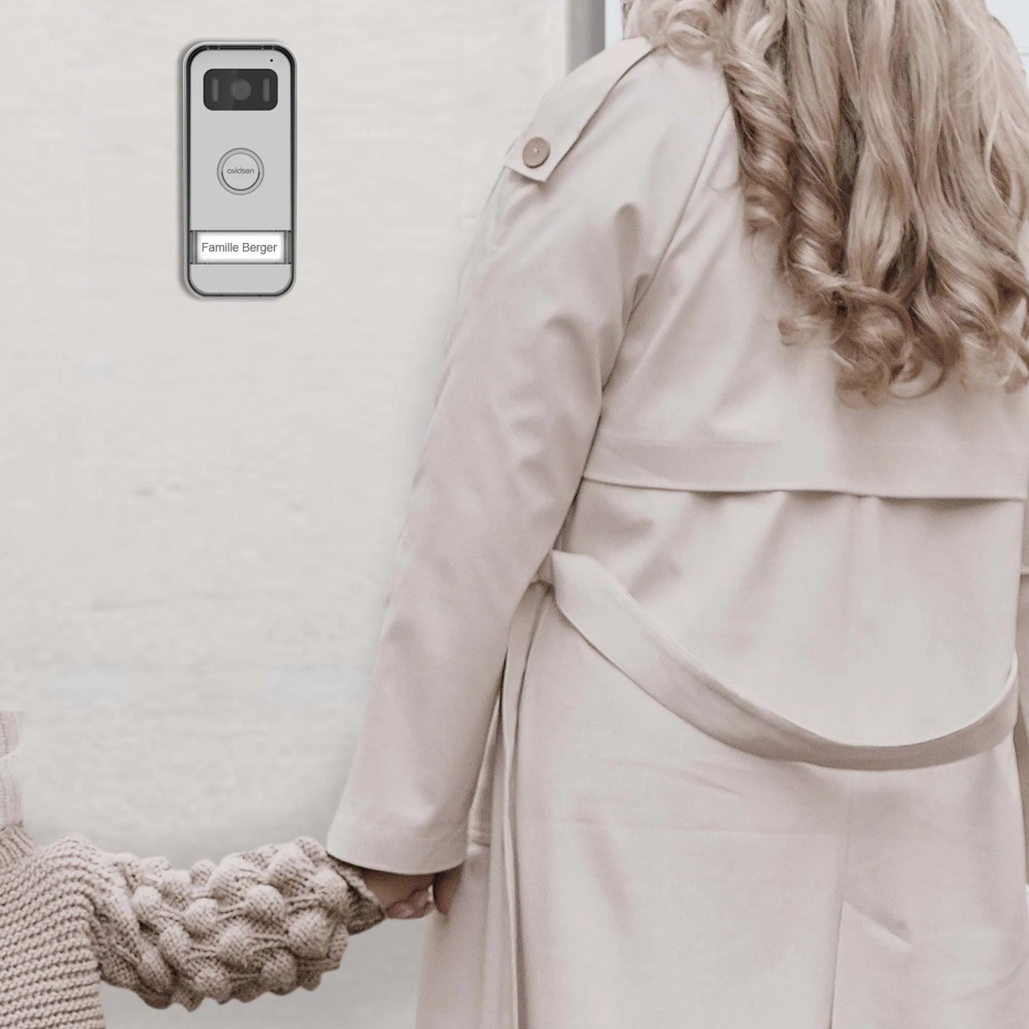 Citofono t.b.t. moderno color argento con telecamera e targhetta.