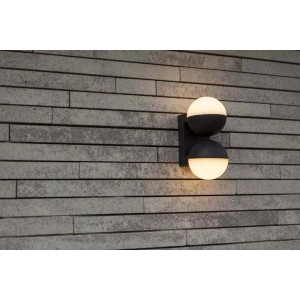 Moderna applique da esterno t.b.t. con due sfere luminose rotonde su una parete grigia.
