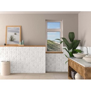 Bagno con piastrelle da parete t.b.t. bianche e mobile lavabo in legno.