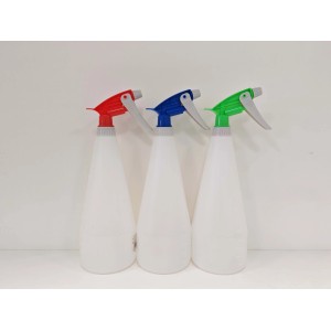Tre spruzzini in rosso, blu e verde per piante e giardino.