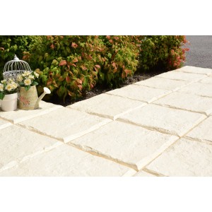 Piastrelle chiare t.b.t. per pavimentazione esterna, posate come vialetto da giardino.