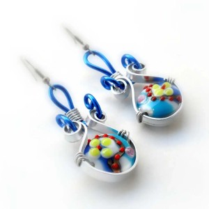 Orecchini t.b.t.: Orecchini Funi multiuso blu e argento con perle di vetro colorate.