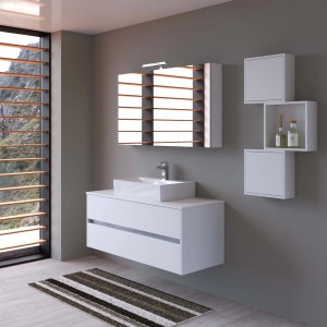 Set bagno moderno con lavabo d'appoggio, specchiera e pensili bianchi.