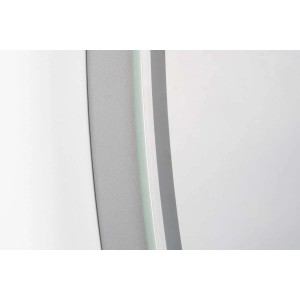 Dettaglio di uno specchio (t.b.t.) con cornice argentata.