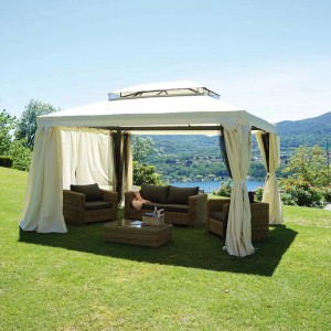 Gazebo t.b.t. con mobili da giardino e tende in un ambiente verde.