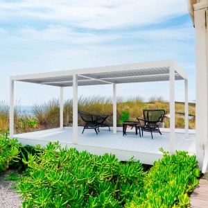 Gazebo t.b.t. bianco con area salotto su terrazza vista mare.