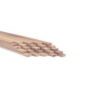 Pila di listelli piallati, listelli di legno per varie applicazioni.