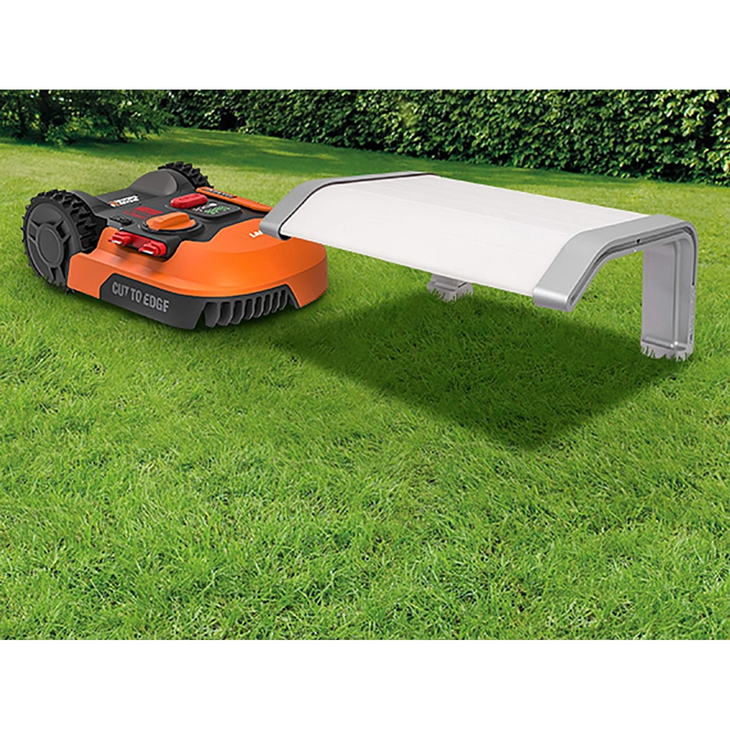 Worx Garage WA0194 per robot rasaerba Landroid in giardino.