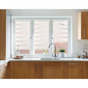 Tenda a rullo t.b.t. bianca davanti alla finestra della cucina, categoria: Tende a rullo e pacchetto.