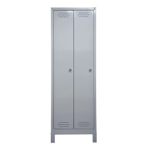 Armadietto metallico grigio t.b.t. con due ante chiudibili a chiave e fessure di ventilazione.