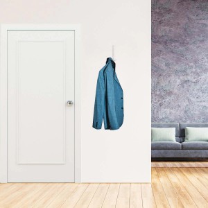 Blazer blu appeso a un organizer armadio t.b.t. sulla parete.