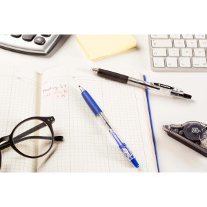 Due penne su un quaderno, forniture per ufficio per materiali per dipingere.