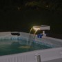 Cascata per piscina Flowclear™ con luce LED fissata al bordo della piscina.
