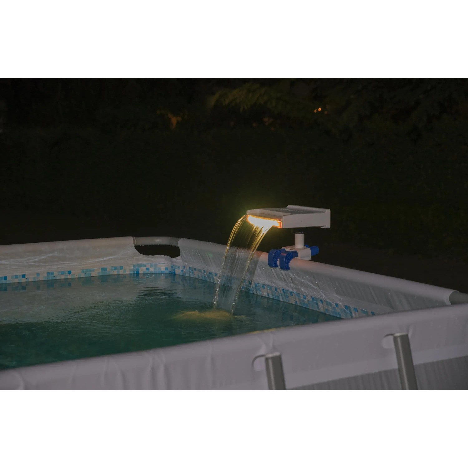 Cascata per piscina Flowclear™ con luce LED fissata al bordo della piscina.