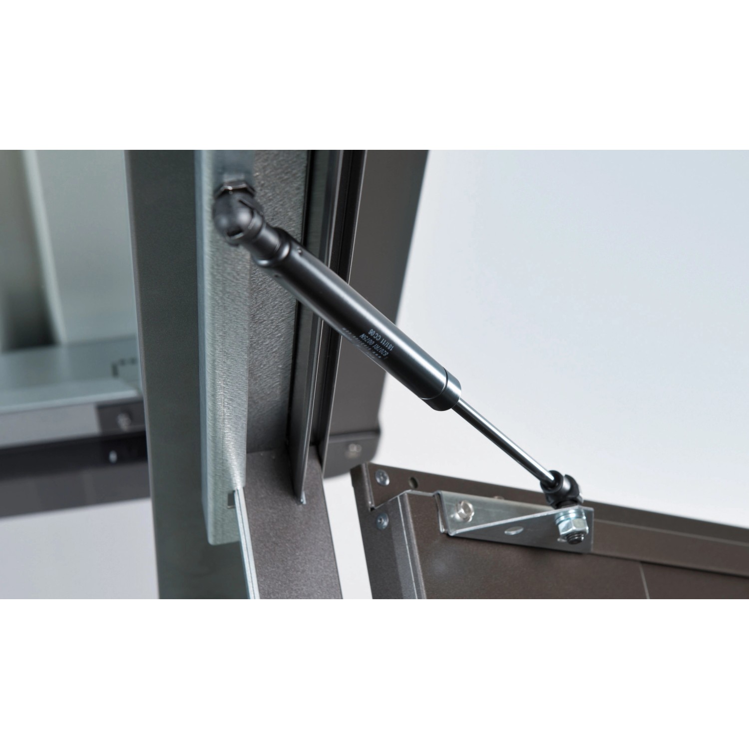 Dettaglio molla a gas su casetta da giardino Biohort HighLine grigio quarzo metallizzato