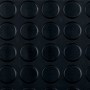 Piastrella per pavimenti in PVC nero con motivo a borchie.