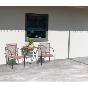 Piastrelle per pavimenti chiare in area esterna con tavolo e sedie.