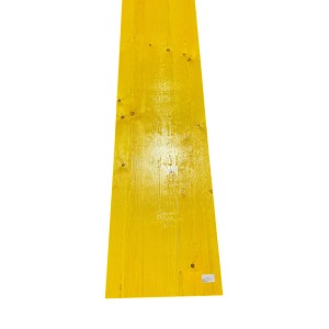 Tavola di legno gialla, possibilmente una trave o un travetto (t.b.t.) per progetti di costruzione.