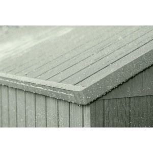 Dettaglio del tetto di una casetta da giardino in plastica. Visibili gocce di pioggia.