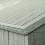Dettaglio del tetto di una casetta da giardino in plastica. Visibili gocce di pioggia.