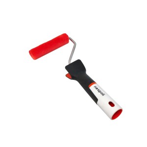 Rullo per pittura t.b.t. con schiuma rossa per una pittura precisa.